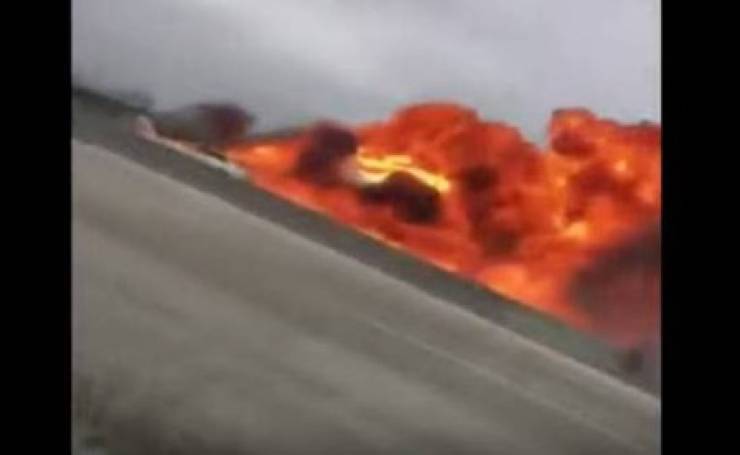 فيديو: لحظة تحطم طائرة على طريق سريع مزدحم وتحولها إلى كتلة نار
