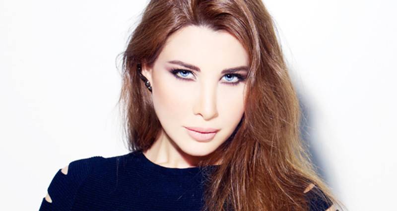 شاهدوا رومانسية نانسي عجرم.. نائمة على قدمي زوجها!