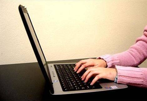 امرأة تتعرض للاحتيال على الإنترنت.. والجاني زوج ابنتها!