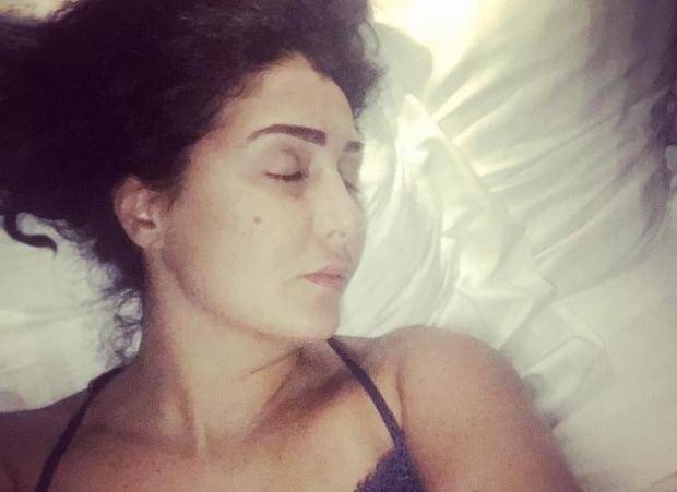 فيديو غادة عبدالرازق الفاضح.. مقرّب منها يخرج عن صمته ويكشف مرضها!
