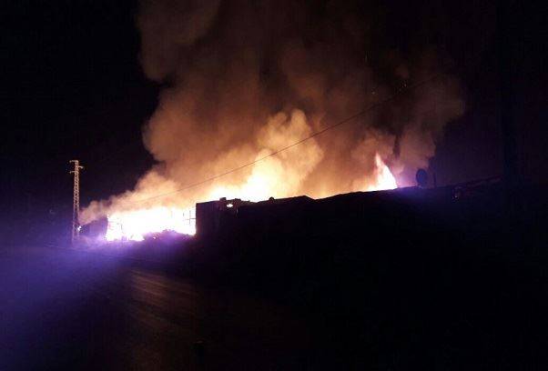 بالفيديو والصور- وفاة طفلة وجرح 6 اشخاص بحريق كبير يلتهم مخيماً للنازحين في البقاع