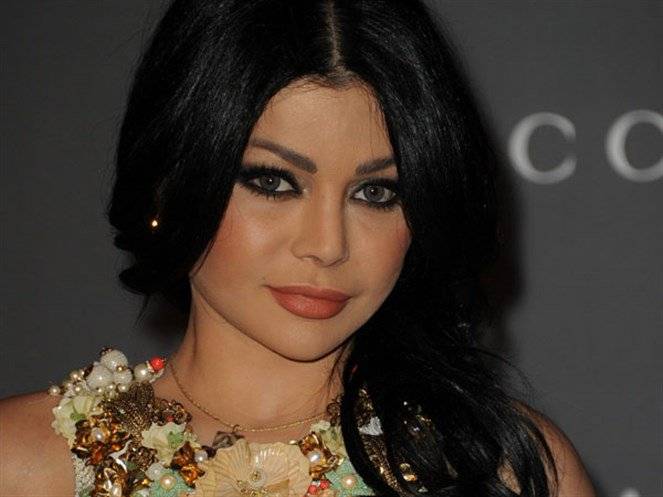 بالصورة - هيفاء وهبي باللباس البحري مع هذا الرجل.. ما القصة؟