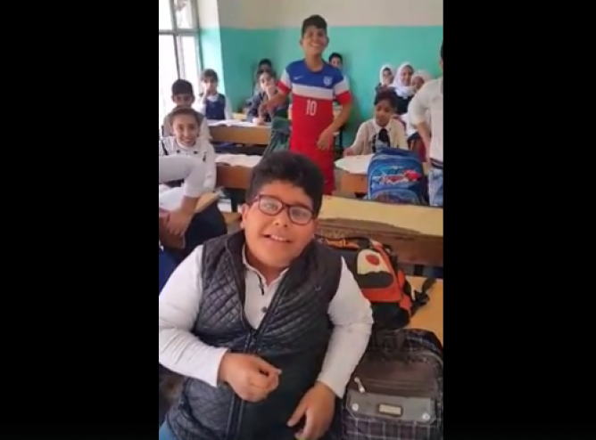 فيديو: معلم عراقي يقول '2+2= 5'...والعبرة مذهلة!