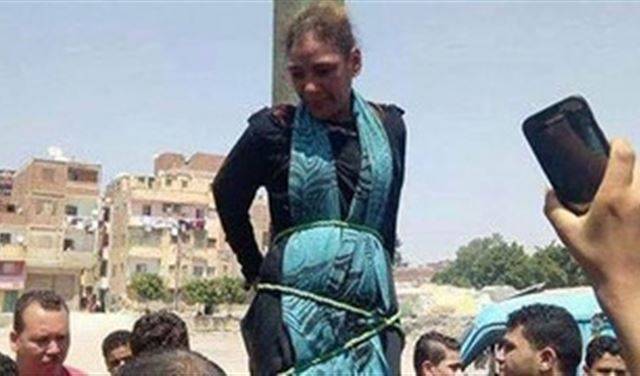 ضربوها وعلقوها على عامود إنارة في مصر