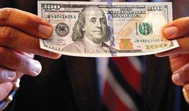 يبيعان 100 دولار مزيّفة بنصف قيمتها!