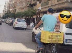 بالصورة.. طفل على دراجة هوائية بطريقة خطرة جداً