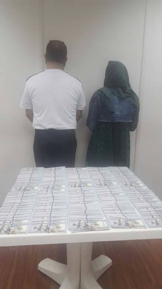 بالفيديو: ضبط عصابة تزوّر أموالاً.. بحوزتها 100 ألف دولار مزيّفة