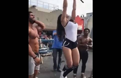 بالفيديو.. حسناء تذهل أبطالًا رياضيين بمهارتها!