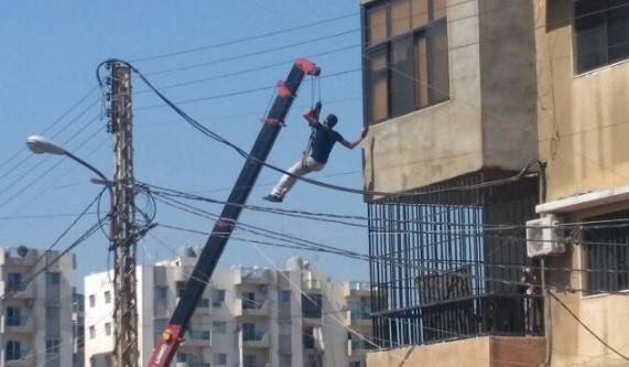في لبنان ..طلبت من العامل أن يدخل بيتها عبر 