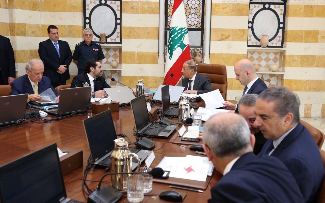 سجال حادّ بين وزيرين داخل الجلسة.. وعون يتدخّل لفضّه!