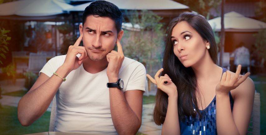 كيف تتصرفين إذا أغاظكِ زوجكِ أمام الناس؟!