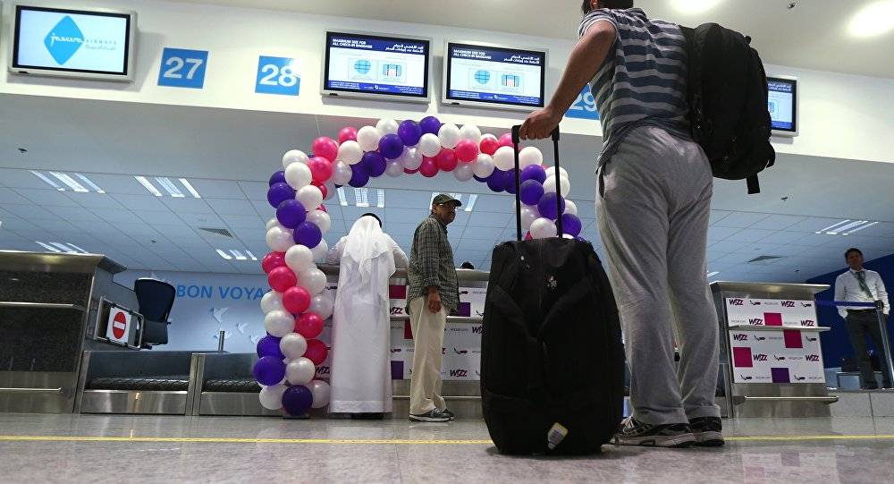 محمد بن راشد يفاجئ المسافرين في مطار دبي (فيديو)