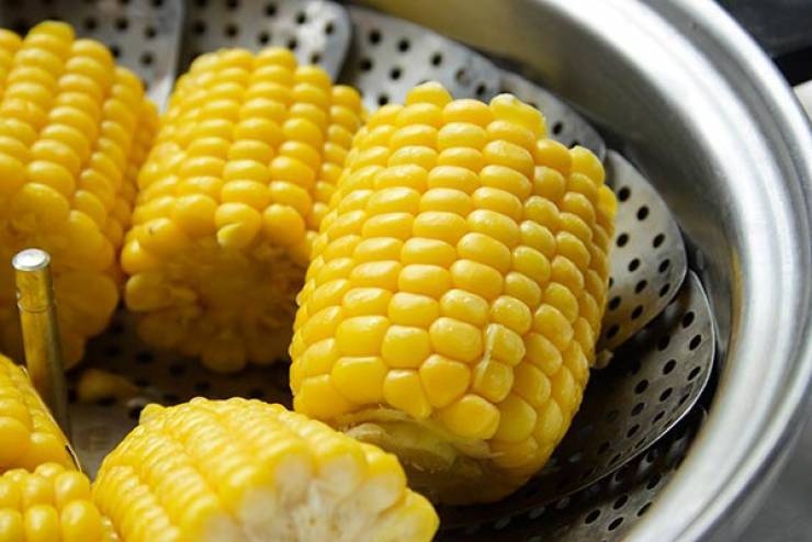 بالفيديو: أسهل وأسرع طريقة لتقشير وطهو كوز الذرة دون ماء!