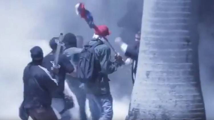 أنصار الرئيس الفنزويلى مادورو يقتحمون مبنى البرلمان في كراكاس