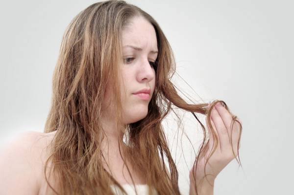 7 أخطاء ترتكبينها يومياً تعرّضكِ للصلع