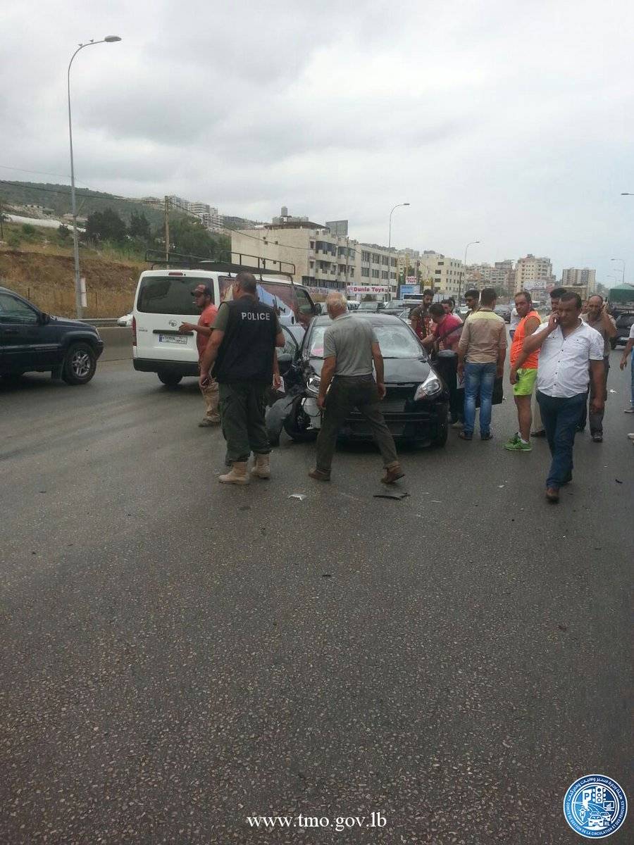 3 جرحى نتيجة تصادم بين سيارتين وشاحنة على اوتوستراد دوحة  الحص باتجاه الدامور و حركة المرور كثيفة في المحلة