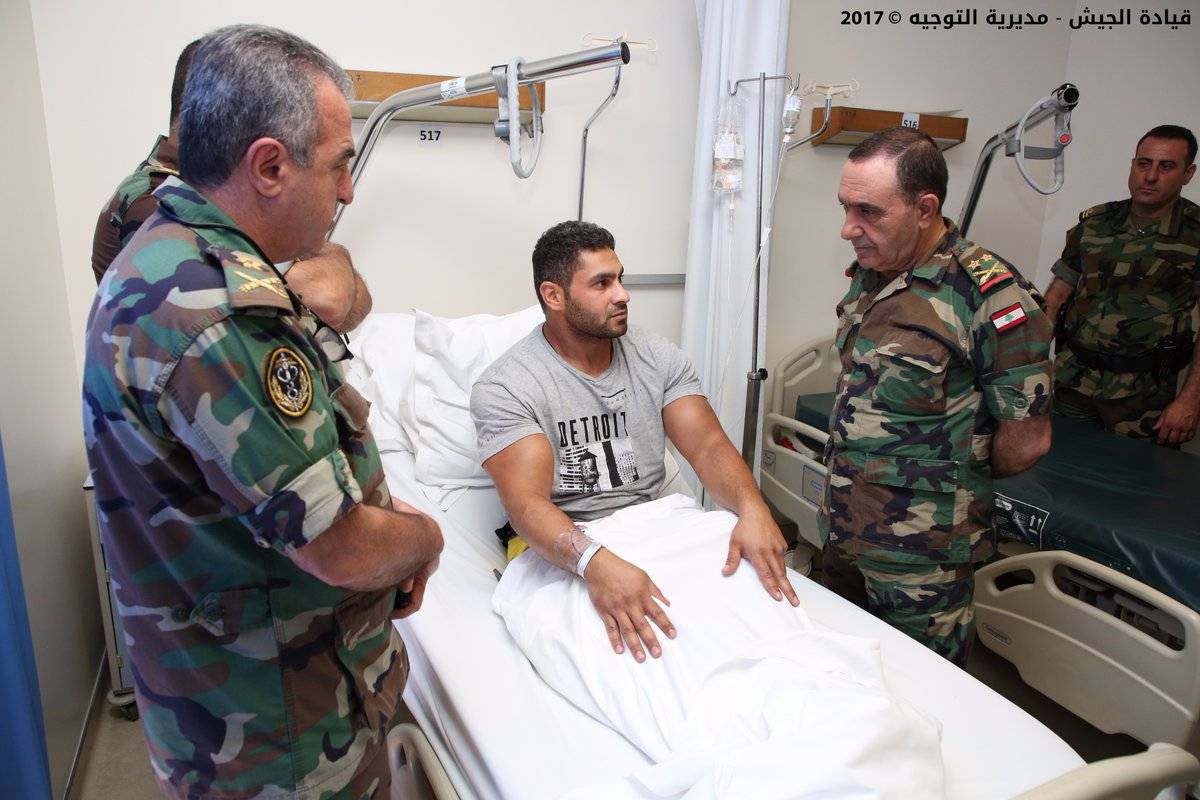 رئيس الأركان اللواء الركن حاتم ملّاك تفقّد العسكريين الجرحى الذين أصيبوا خلال العمليات العسكرية في منطقة عرسال
