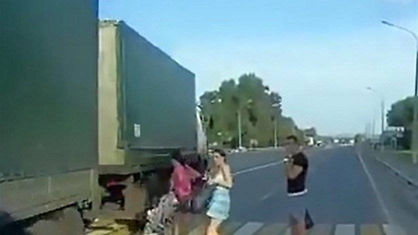 بالفيديو: في اللحظة الأخيرة... أنقذت ابنها من الموت تحت عجلات شاحنة ضخمة!