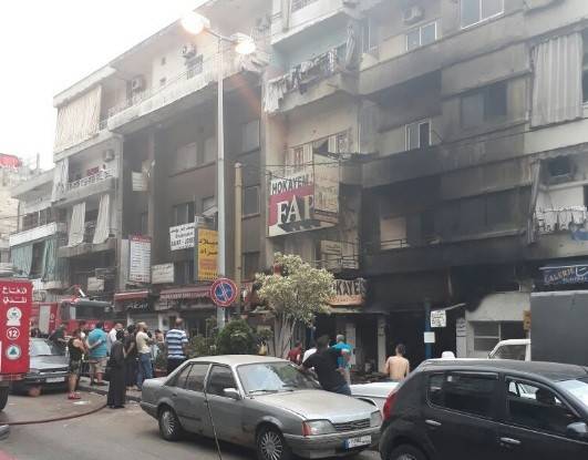 بالصور.. حريق داخل صالة لبيع المفروشات في سن الفيل