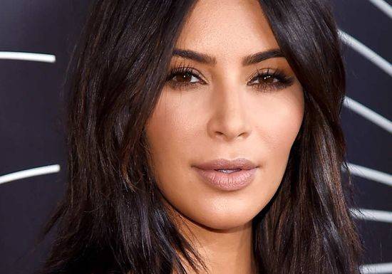 ما الذي يجعل بشرة كيم نقية حتى من دون ماكياج؟