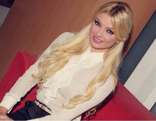 بالصورة: كلينك تثير البلبلة بكلماتها غير الأخلاقية!