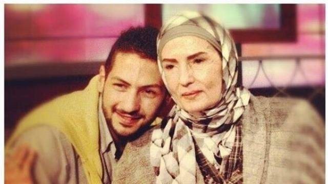 والدة عمرو سمير تخرج عن صمتها وتتحدث عن تأخر وصول جثمان ابنها بعد الشبهات الجنائية!
