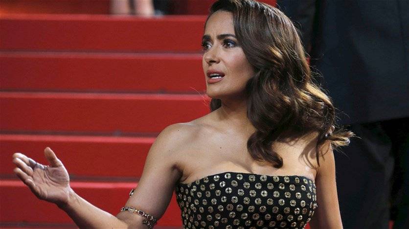 خلعت فستانها داخل الحمام والتقطت سيلفي... هل هذه أجرأ صورة لسلمى حايك؟