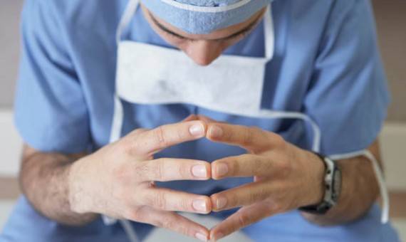بالصور: فضيجة جديدة.. هذا ما فعله طبيب تجميل شهير بشفتي فتاة