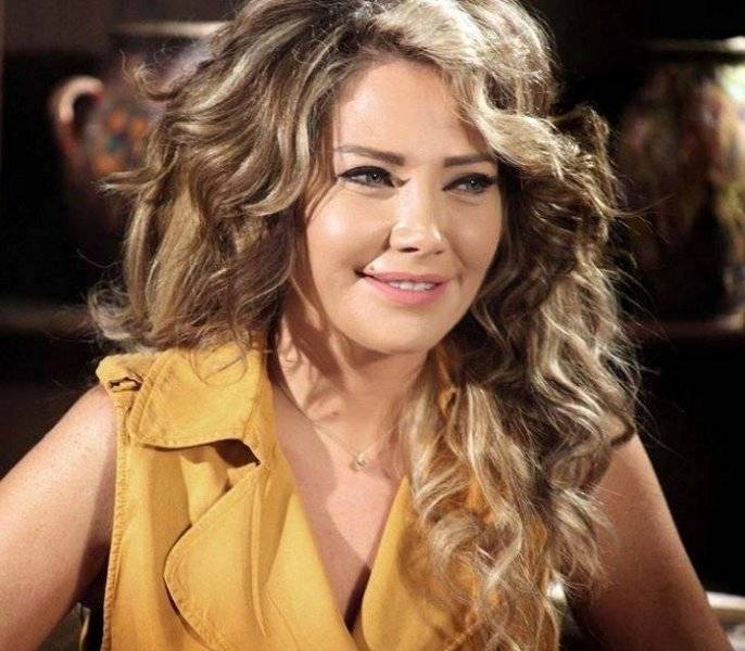 بالصورة: سيلفي لسلافة معمار مع ابنتها في الطائرة!