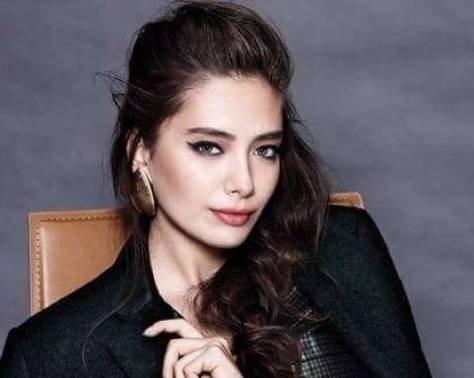 رد فعل نسليهان أتاغول على مقارنة فستان زفافها بفستان زفاف فهرية ... ماذا قالت؟