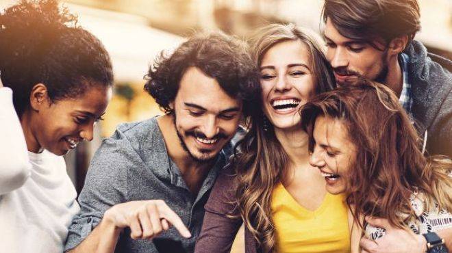 صدق أو لا تصدق ... أشخاص ماتوا من الضحك (صور)