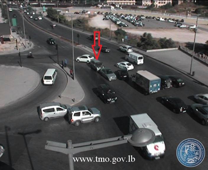 التحكم المروري: تعطل مركبة عند تقاطع الصيفي بيروت باتجاه شارل الحلو سبب بازدحام مروري في المحلة