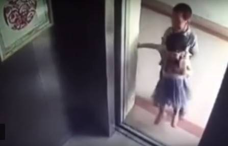 بالفيديو.. طفل يقتل ابنة السنتين بطريقة مفزعة