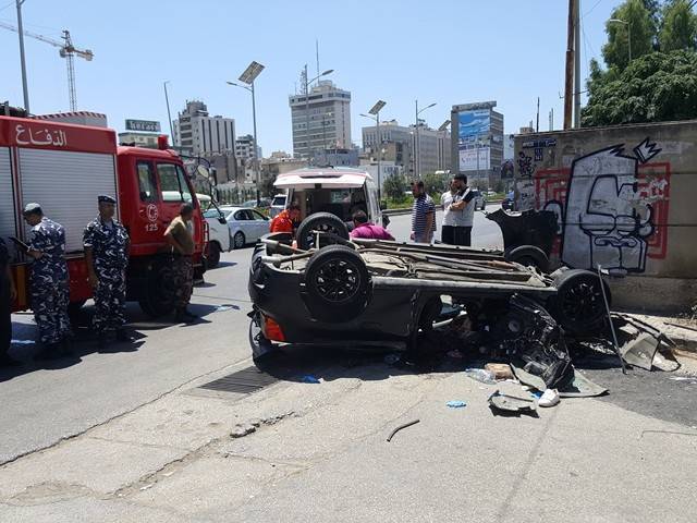 انقلاب سيارة على أوتوستراد الكرنتينا