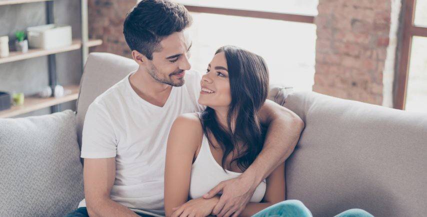 ضعيفة معه وقوية مع الآخرين.. هل يفضّل الرجل "الزوجة الطفلة"؟!