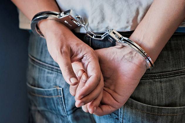 مطلوب بــ21 مذكرة توقيف..