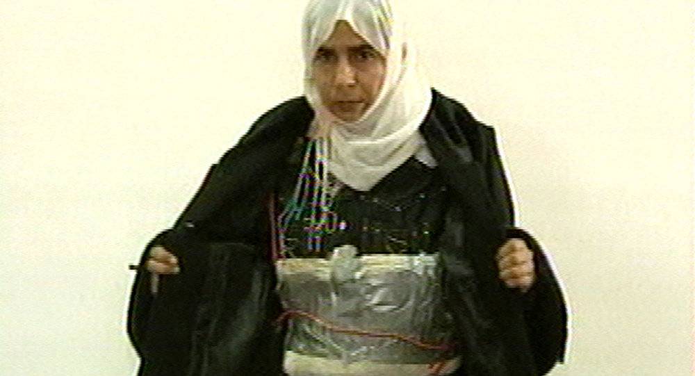 إرهابي "جلاد" يهدي زوجته الأجنبية "حزام ناسف" ليلة العرس