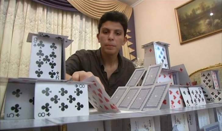 مصري يُشيّد معالم بارزة من أوراق اللعب