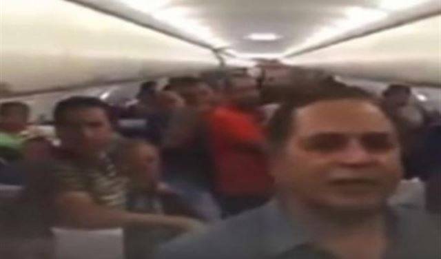 بالفيديو.. تعطل التكييف داخل طائرة مصرية فاختنق الركاب!