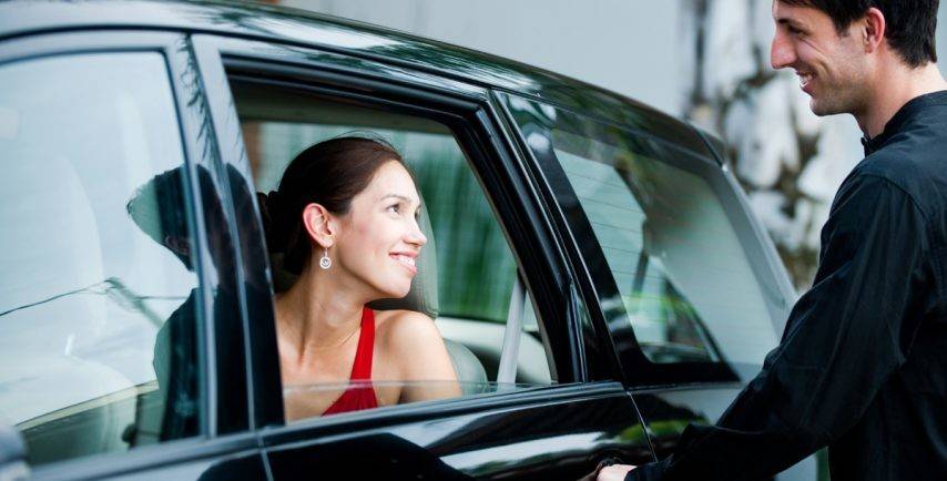 فتح الرجل باب السيارة للمرأة.. هل ينقص من قيمته؟