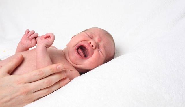 ليس الجوع ولا الألم... طفلك يبكي ليلاً لسبب لم تفكّري به يوماً