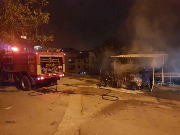 الدفاع المدني يعمل على اخماد حريق اندلع بمنشرة في بلدة السفري