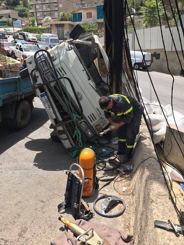 بالصور: جريح اثر انقلاب شاحنة في بكفيا