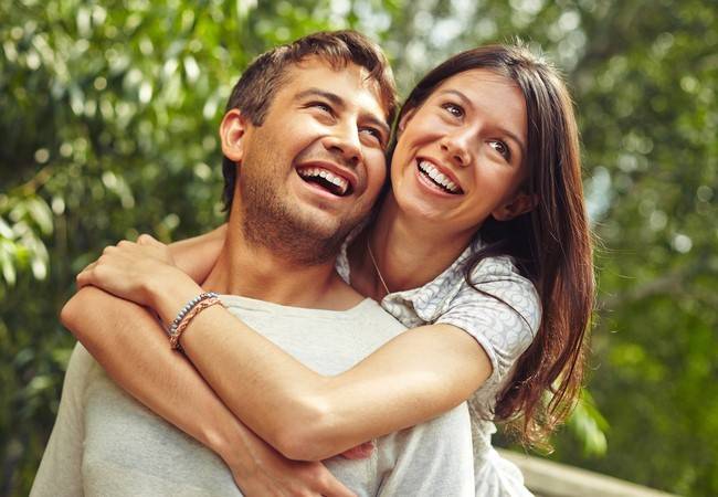 الروح المرحة تعني علاقة زوجية طيّبة وناجحة