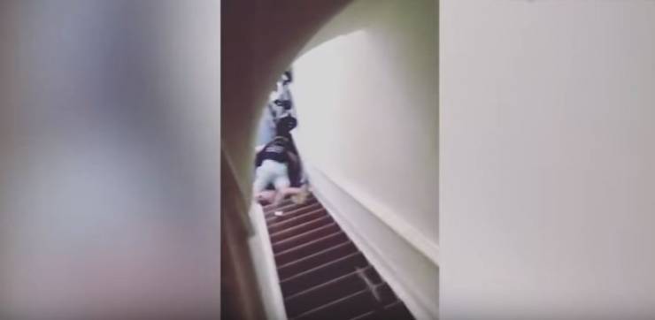 مضيف يدفع بزائرة الفندق إلى أسفل الدرج والسبب صادم! (فيديو)