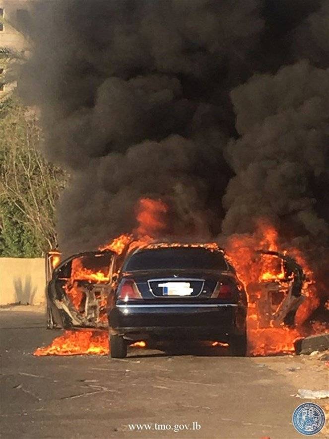 بالصورة: احتراق مركبة على اوتوستراد خلدة باتجاه بيروت