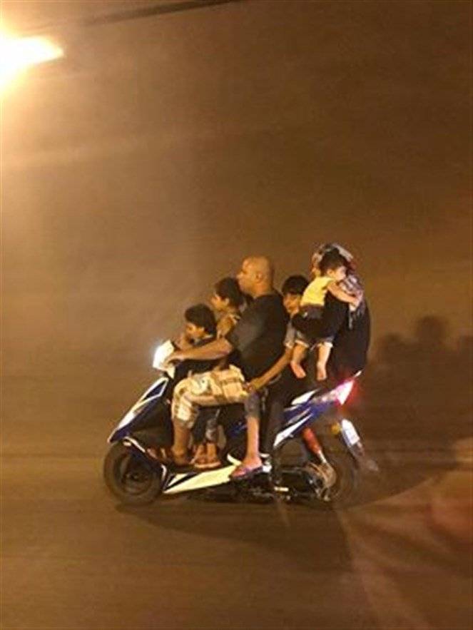 بالصورة: اب يعرض عائلته للخطر على طريق المطار