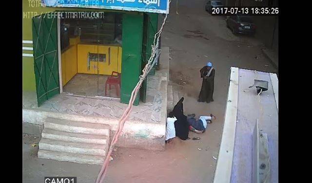 فيديو صادم.. أب أطلق النار على ولده وقتله أمام والدته