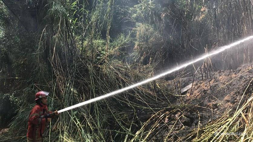 فوج إطفاء مدينة بيروت يعمل على إخماد حريق خلف مدافن الأرمن بالأشرفية