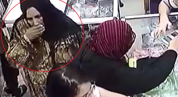 امرأة تسرق أخرى بشفرة كانت تخفيها في فمها (فيديو)